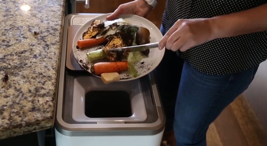 Ebbe söpörd bele a maradékot az asztalról!