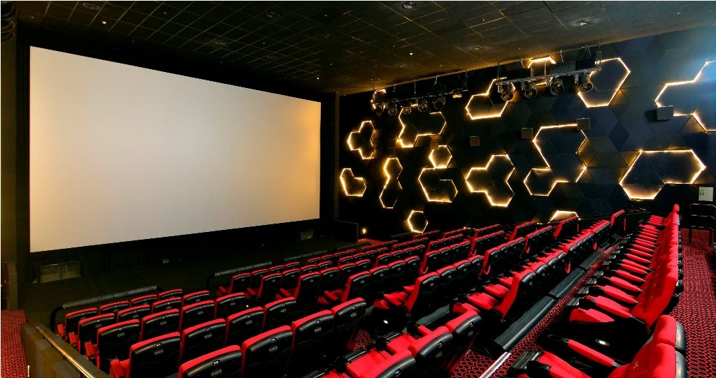 Hátba rúg és arcon köp a 4DX mozi