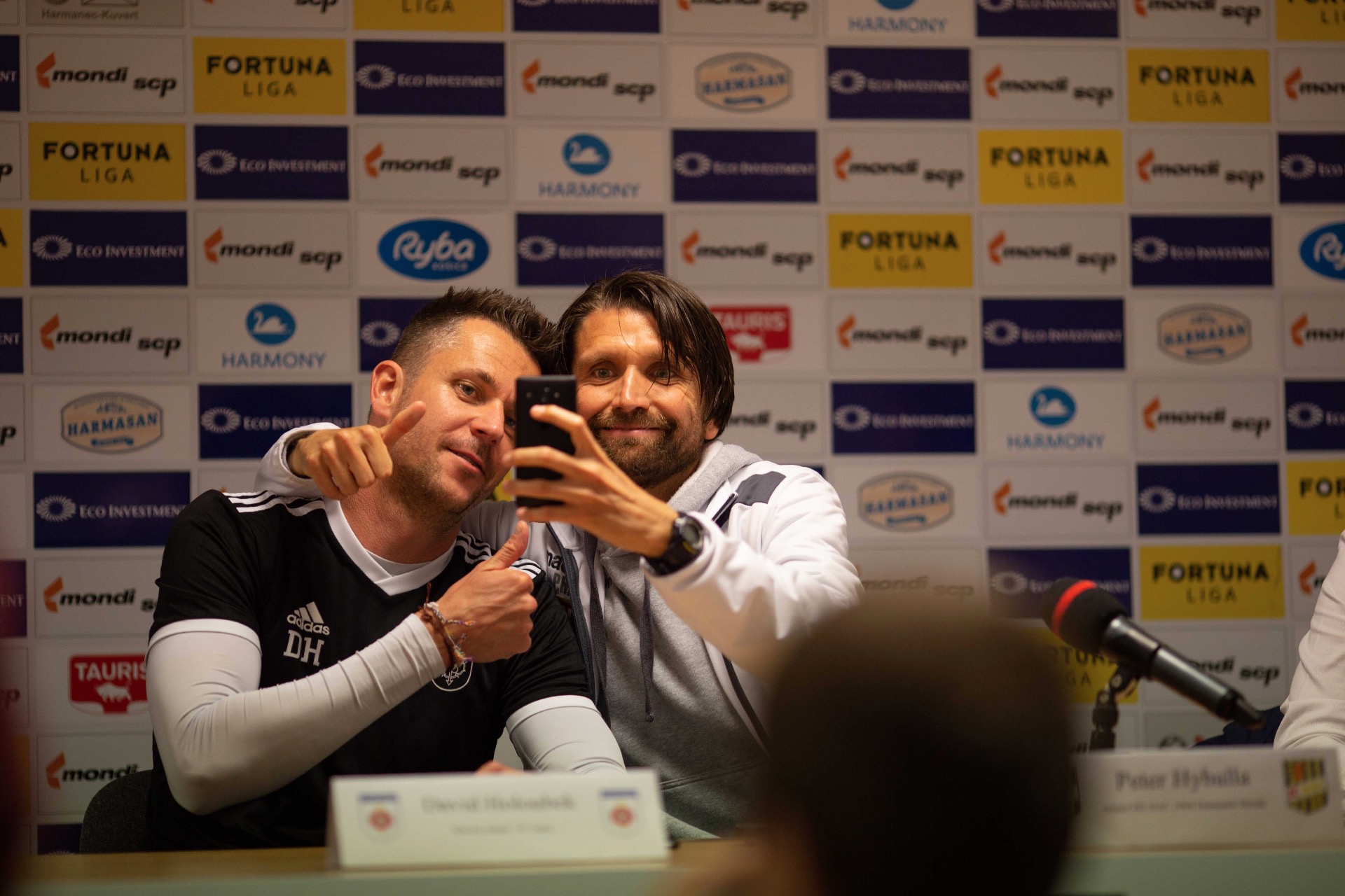 Két szelfiző, egy himnuszozó és a Fortuna Liga egyéb meséi