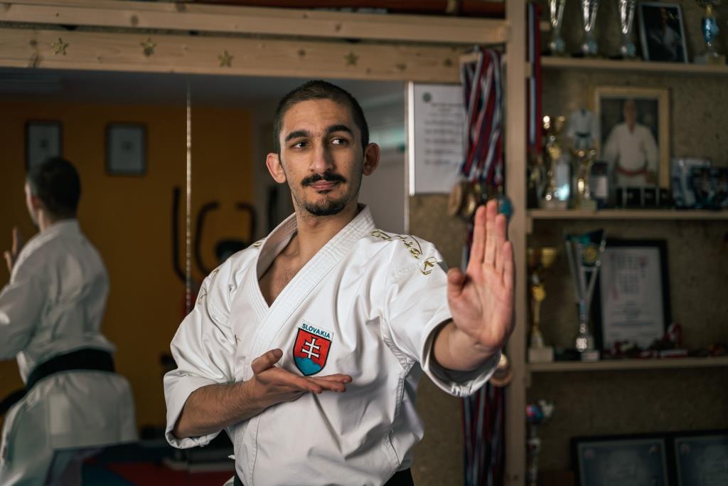 Klikk Out,Előzetes,Március