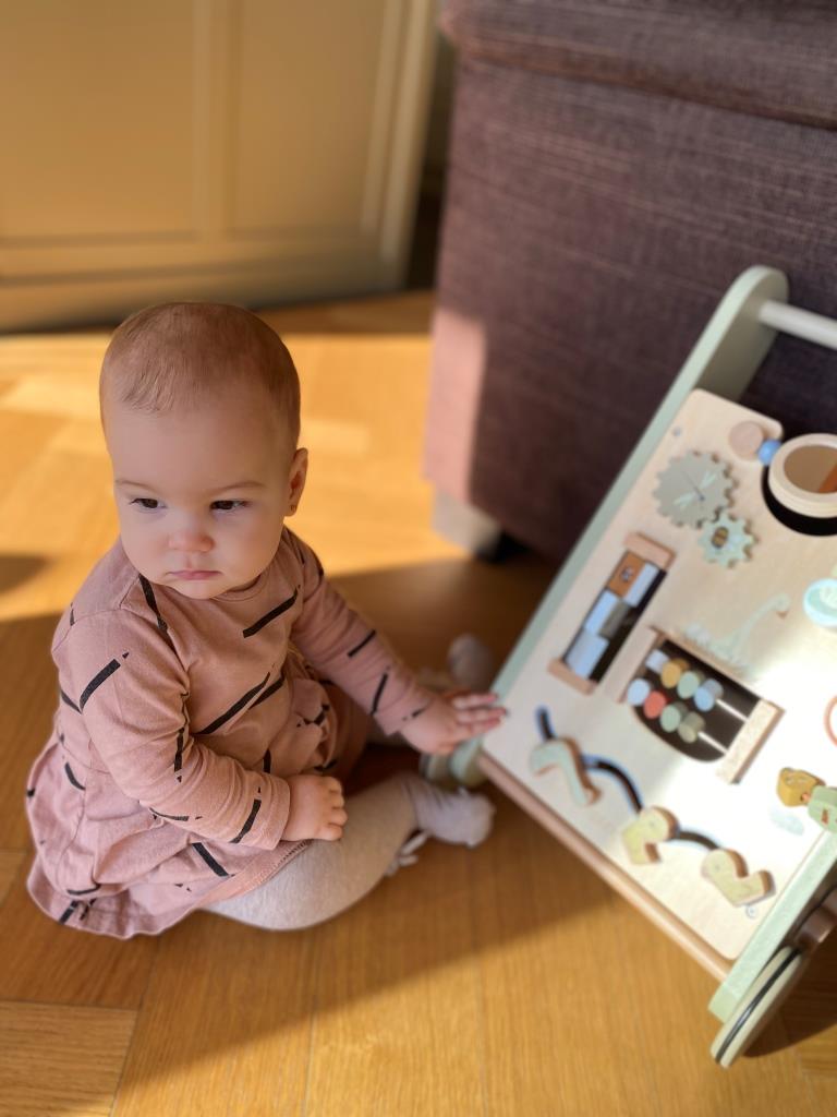 Klikk Out,Előzetes,Április