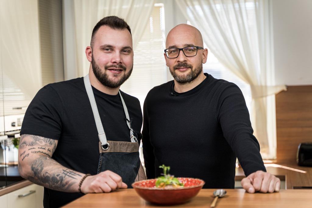 Klikk Out,Előzetes,Április