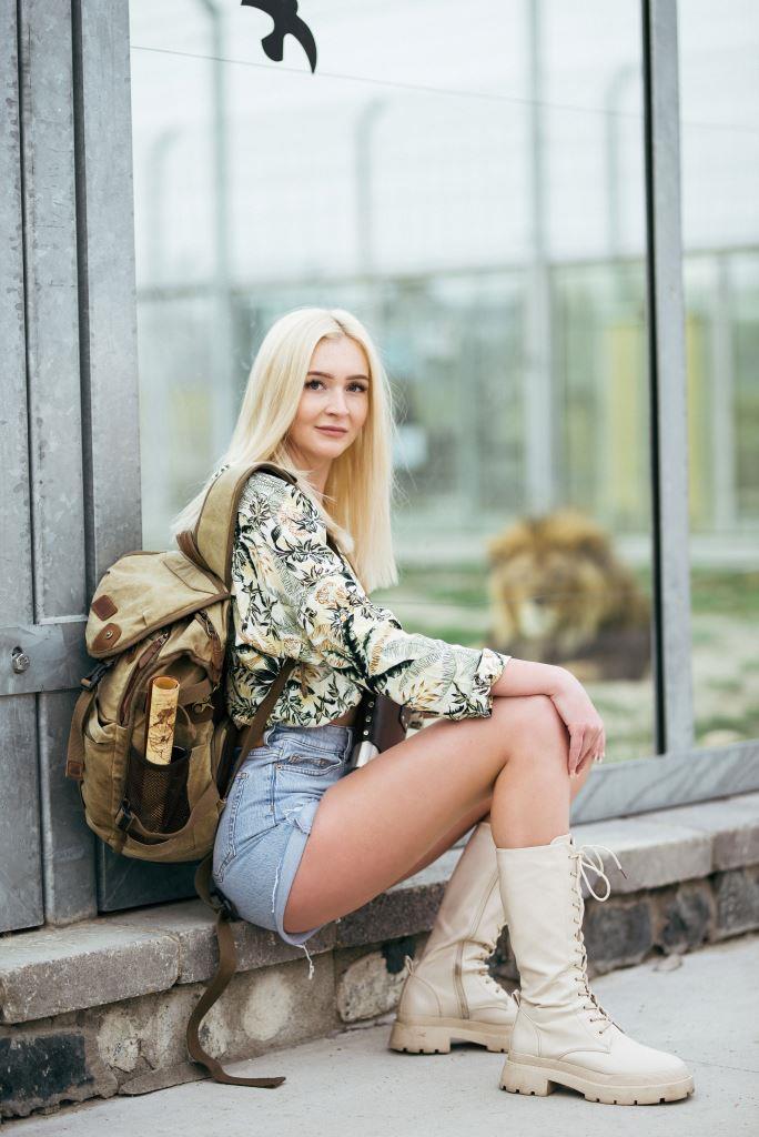 Klikk Out,Előzetes,Április