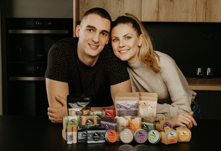 Klikk Out,Előzetes,Április