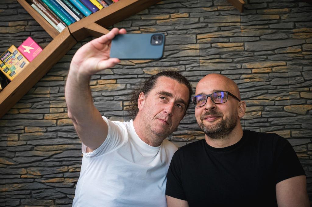 Klikk Out,Előzetes,Május