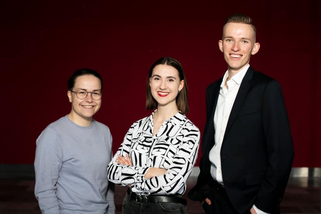 Klikk Out,Előzetes,Május