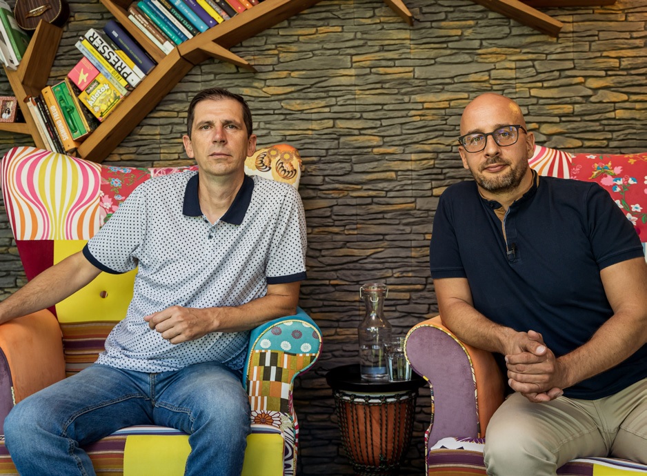 Klikk Out,Előzetes,Október