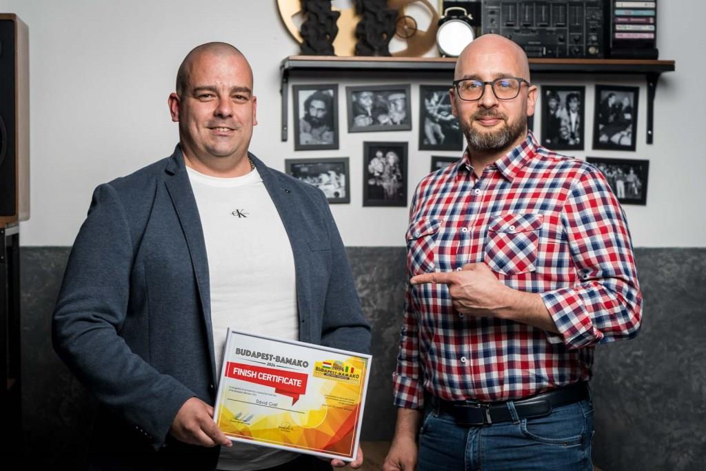 Klikk Out,Előzetes,Április