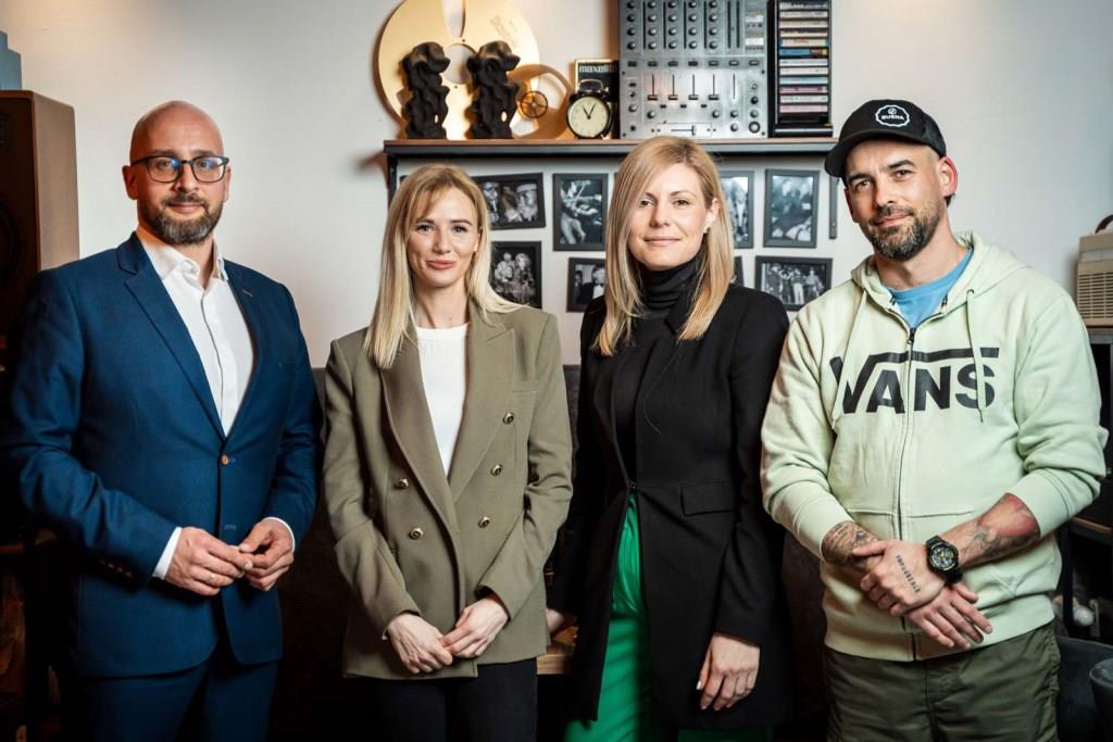 Klikk Out,Előzetes,Április