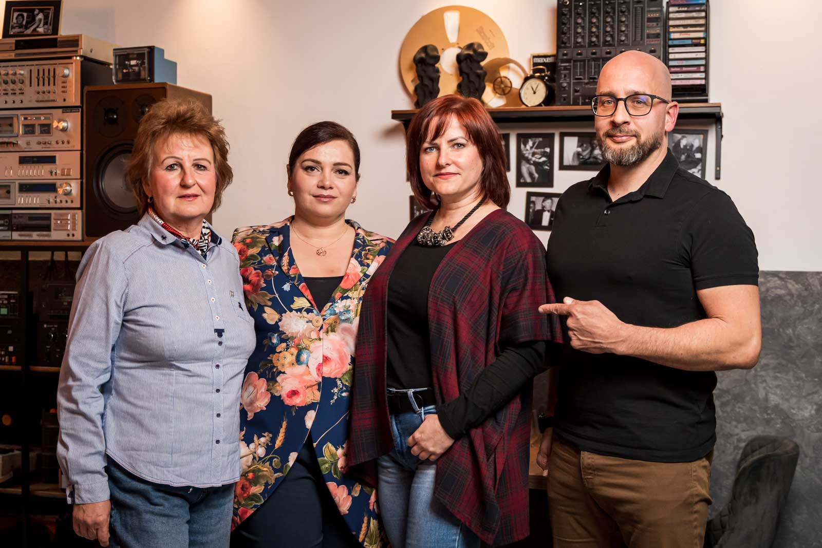 Klikk Out,Előzetes,Május