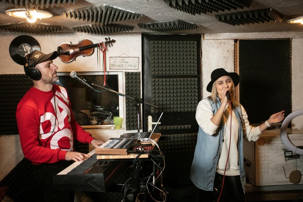 Klikk Out,Előzetes,Május