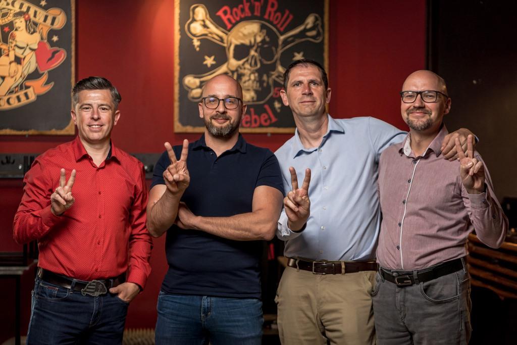 Klikk Out,Előzetes,Június