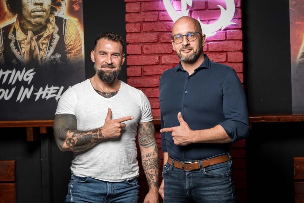 Klikk Out,Előzetes,Október