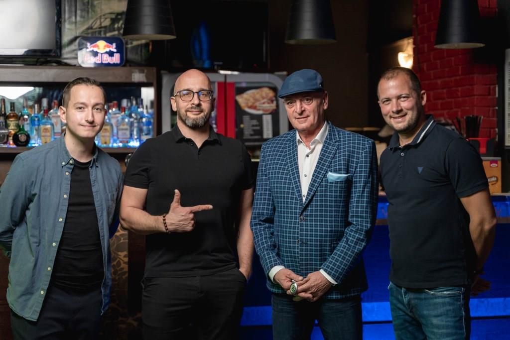 Klikk Out,Előzetes,November